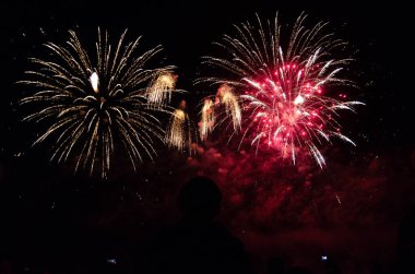 Bokeh arkaplanlı renkli havai fişekler. Soyut festival arkaplanı