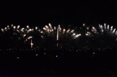 Bokeh arkaplanlı renkli havai fişekler. Soyut festival arkaplanı