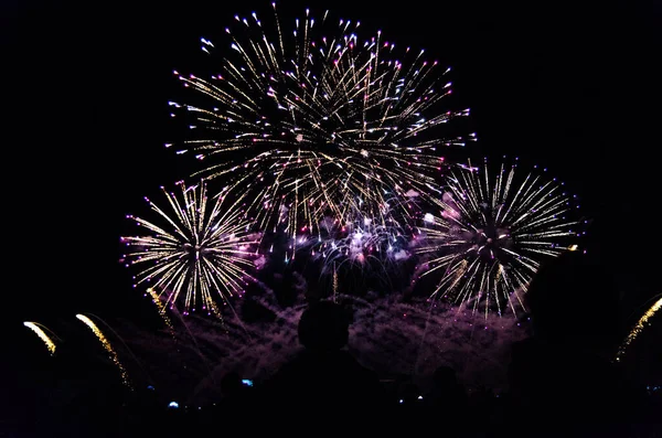 Bokeh arkaplanlı renkli havai fişekler. Soyut festival arkaplanı