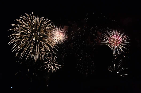 Bokeh arkaplanlı renkli havai fişekler. Soyut festival arkaplanı