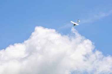Küçük uçaklar havada süzülüyor, bulutların arasında uçuyor..