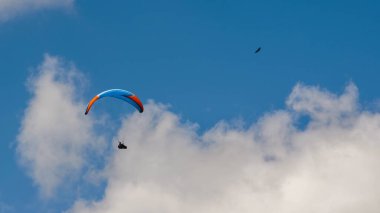 Paraglider gökyüzünde uçuyor