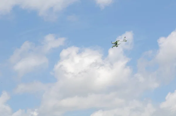 Küçük uçaklar havada süzülüyor, bulutların arasında uçuyor..