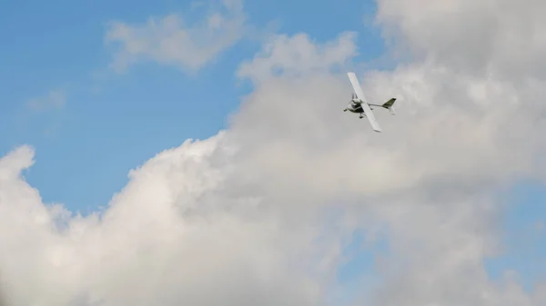 Küçük uçaklar havada süzülüyor, bulutların arasında uçuyor..