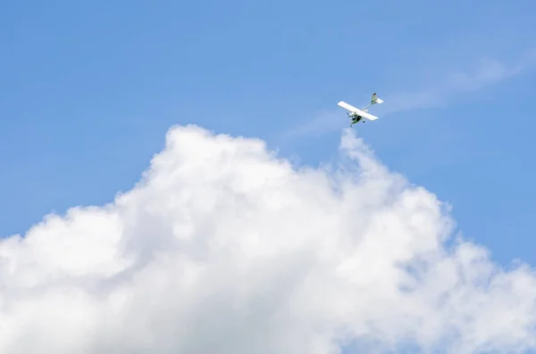 Küçük uçaklar havada süzülüyor, bulutların arasında uçuyor..