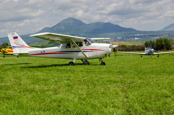 Küçük uçak iniyor, pervaneler çalışıyor.