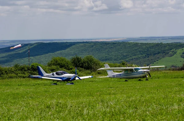 Küçük uçaklar dağlara iniyor.