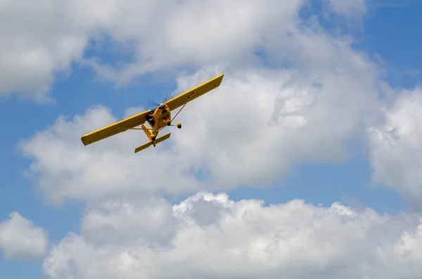 Küçük uçaklar havada süzülüyor, bulutların arasında uçuyor..