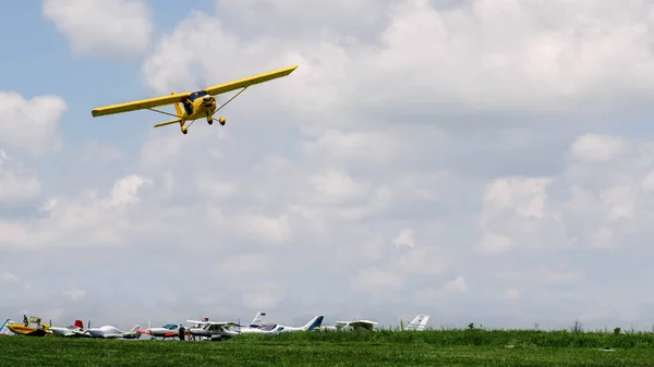 Küçük uçaklar havada süzülüyor, bulutların arasında uçuyor..
