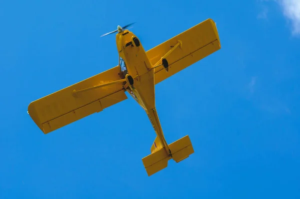 Küçük uçaklar havada süzülüyor, bulutların arasında uçuyor..