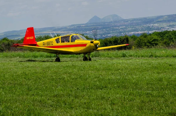 Küçük uçak iniyor, pervaneler çalışıyor.