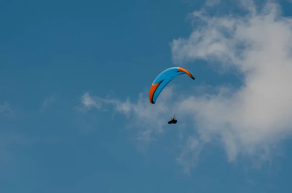 Parapente Voando Longe Céu — Fotografia de Stock