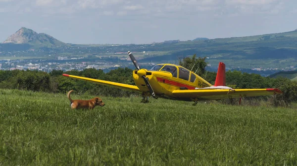 Cesna uçağı indi ve iniyor. Küçük uçak