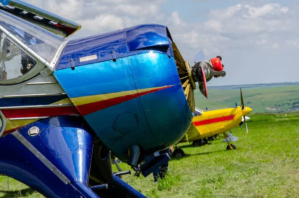 Küçük uçaklar dağlara iniyor.