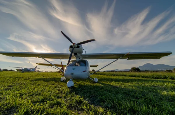 Gün batımında küçük bir uçak inecek.