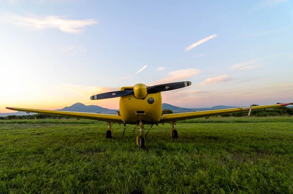 Gün batımında küçük bir uçak inecek.