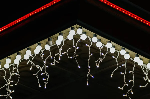 Guirlandas Luzes Nas Janelas Das Casas Vitrines Fora Inverno Véspera — Fotografia de Stock