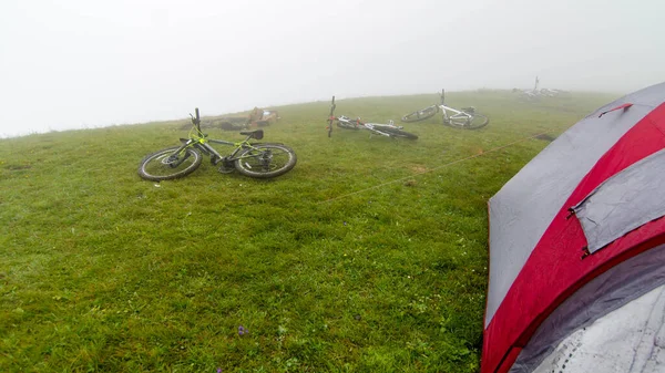 Paisagem Nebulosa Com Montanhas Bicicletas Tendas Parque Campismo — Fotografia de Stock