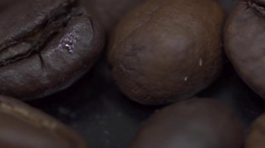 Koyu renkli bir masaya yakın çekim kahve taneleri. Makro