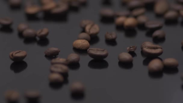 Koyu Renkli Bir Masaya Yakın Çekim Kahve Taneleri Makro — Stok video