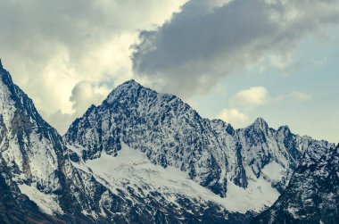 Dağın yüceliği. Dombay. Karachay-Çerkessia