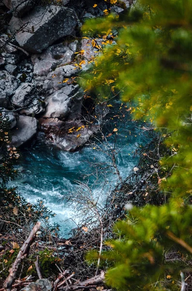 Rio Montanha Com Água Azul Cristalina Nas Montanhas — Fotografia de Stock