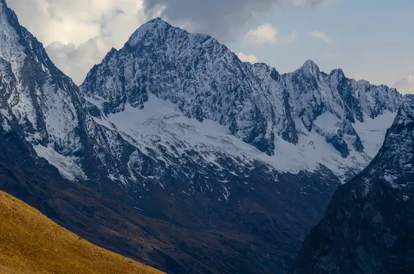 Dağın yüceliği. Dombay. Karachay-Çerkessia