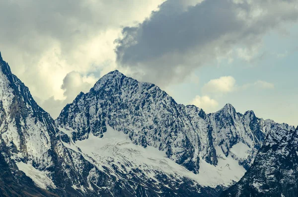 Dağın yüceliği. Dombay. Karachay-Çerkessia