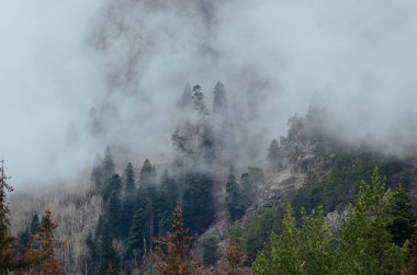 Sisin içindeki dağın tepeleri