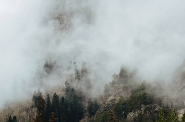 Sisin içindeki dağın tepeleri