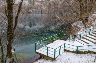 Göldeki ağaçların yansıması ve kristal berrak mavi su ile muhteşem bir manzara. Yer Mavi Göl, Kabardino-Balkaria. Kuzey Kafkasya, Rusya