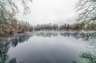 Göldeki ağaçların yansıması ve kristal berrak mavi su ile muhteşem bir manzara. Yer Mavi Göl, Kabardino-Balkaria. Kuzey Kafkasya, Rusya