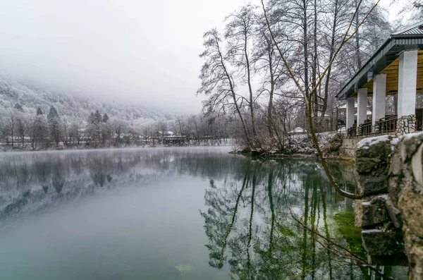 Fabulosa Vista Con Reflejo Árboles Lago Con Agua Azul Cristalina — Foto de Stock