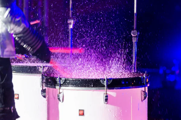 Davullar su sıçratarak yakınlaşır. Konserden canlı performans