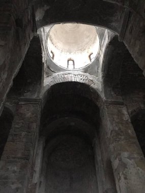 Kubbe, 10. yüzyılın antik bir tapınağının kasası. İç görünüm