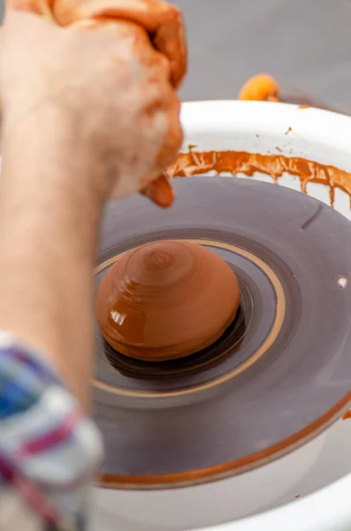 Çömlekten hoşlanan bir adamın elleri.