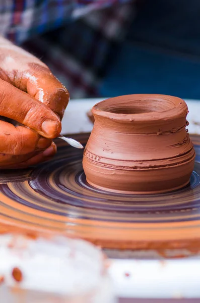Erkek çömlekçinin ellerinin çanak çömlek yaparken yakın plan çekimi.