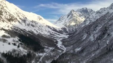 Görkemli karlı dağlar ve ormanlar. Konum Dombay, Rusya