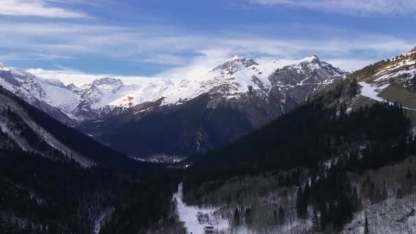 Majestuosas Montañas Nevadas Bosques Ubicación Dombay Rusia — Vídeo de stock