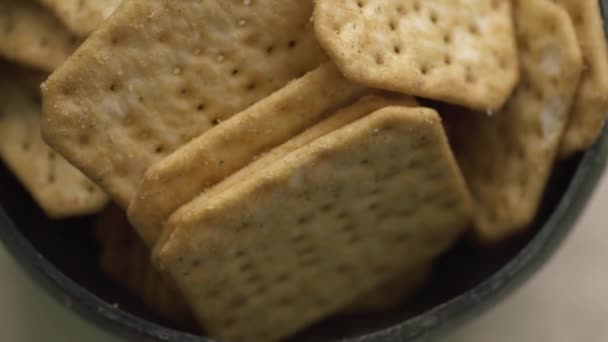 Roterande Konsistens Movin Cracker Med Salt Platta Närbild Högkvalitativ Film — Stockvideo