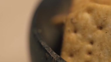 Tabakta tuzlu kraker yığını fotoğrafı, yakın plan, bokeh. Yüksek kalite 4k görüntü