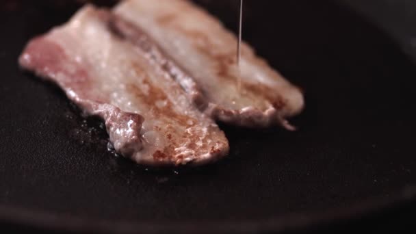 Ovo Cru Gema Ovo Que Cai Bacon Fritando Uma Panela — Vídeo de Stock