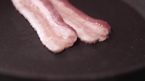 生肉放在煎锅里 煎锅是煎炸的过程 — 图库视频影像
