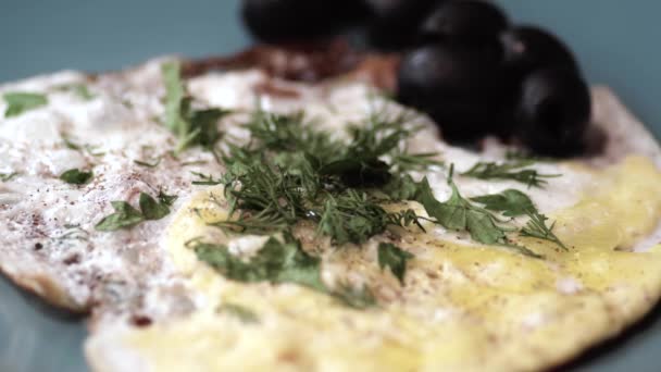 用熏肉片 香草和橄榄做的炒鸡蛋放在一个蓝色的大盘子里 后续行动 — 图库视频影像