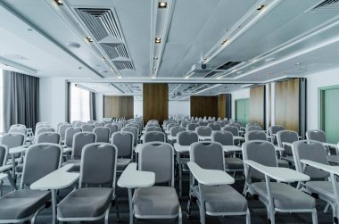 Basın toplantıları salonu. Büyük parlak alan