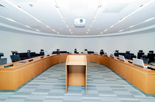 Ofiste yarım daire şeklinde bir masa ile konuşmalar için ayağa kalkın. Konuşmalar, toplantılar, tartışmalar için bir yer. İş içi