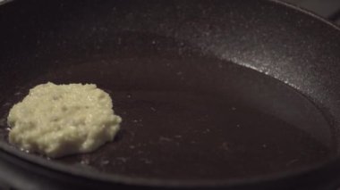 Dranki, patatesli gözleme kızartma tavasına konur. Rus geleneksel yemekleri