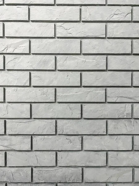 Mason desenli, beyaz tuğlalı duvarlar. Çatı katı biçimi