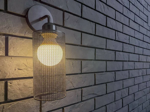 Une Lampe Loft Est Accrochée Mur Briques Sombres Design Moderne Images De Stock Libres De Droits