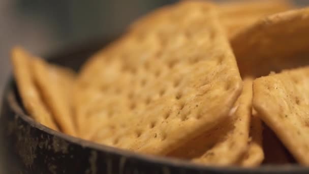 Rotierende Textur von Movin Cracker mit Salz in einem Teller Nahaufnahme, Bokeh — Stockvideo